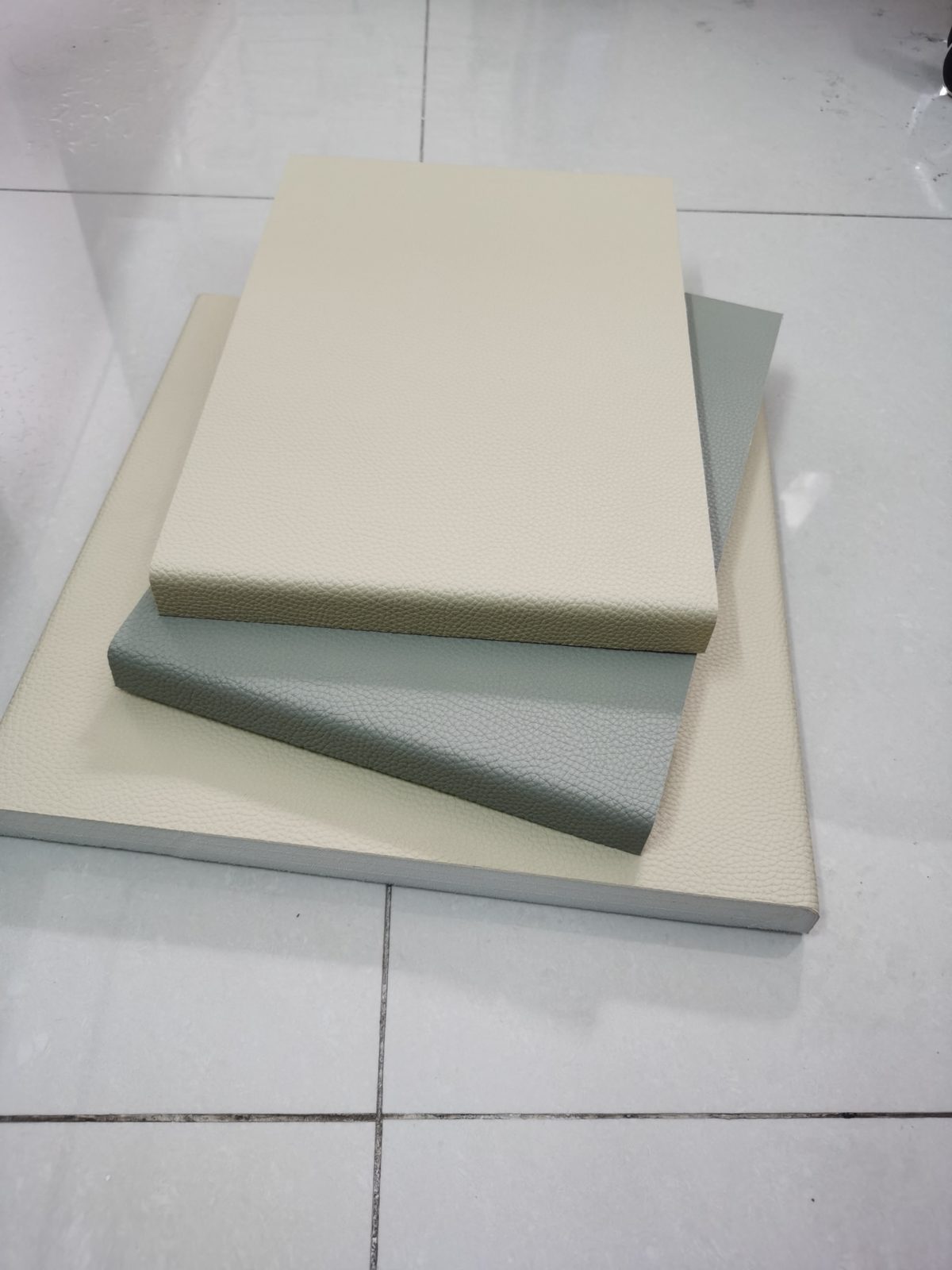 米白色与灰色皮革防撞软包墙板样品,高密度海绵填充,适用于办案区审讯室墙面防撞