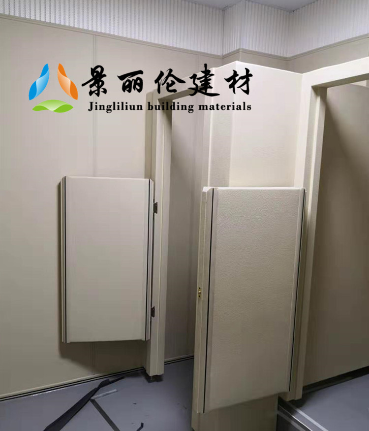 办案区审讯室米色皮革防撞软包门与软包墙面整体安装实景，高密度海绵包覆防自伤设计