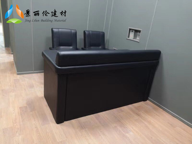 黑色皮革软包防撞桌椅,高密度海绵填充圆角防撞设计,适用于审讯室办案区询问室
