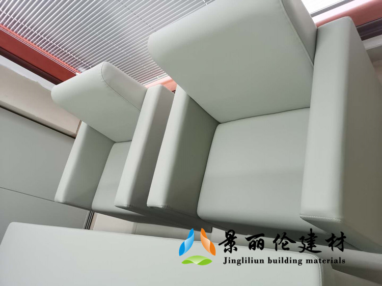 白色皮革软包防撞座椅，高密度海绵填充圆角防撞设计，适用于办案区审讯室留置室防撞家具