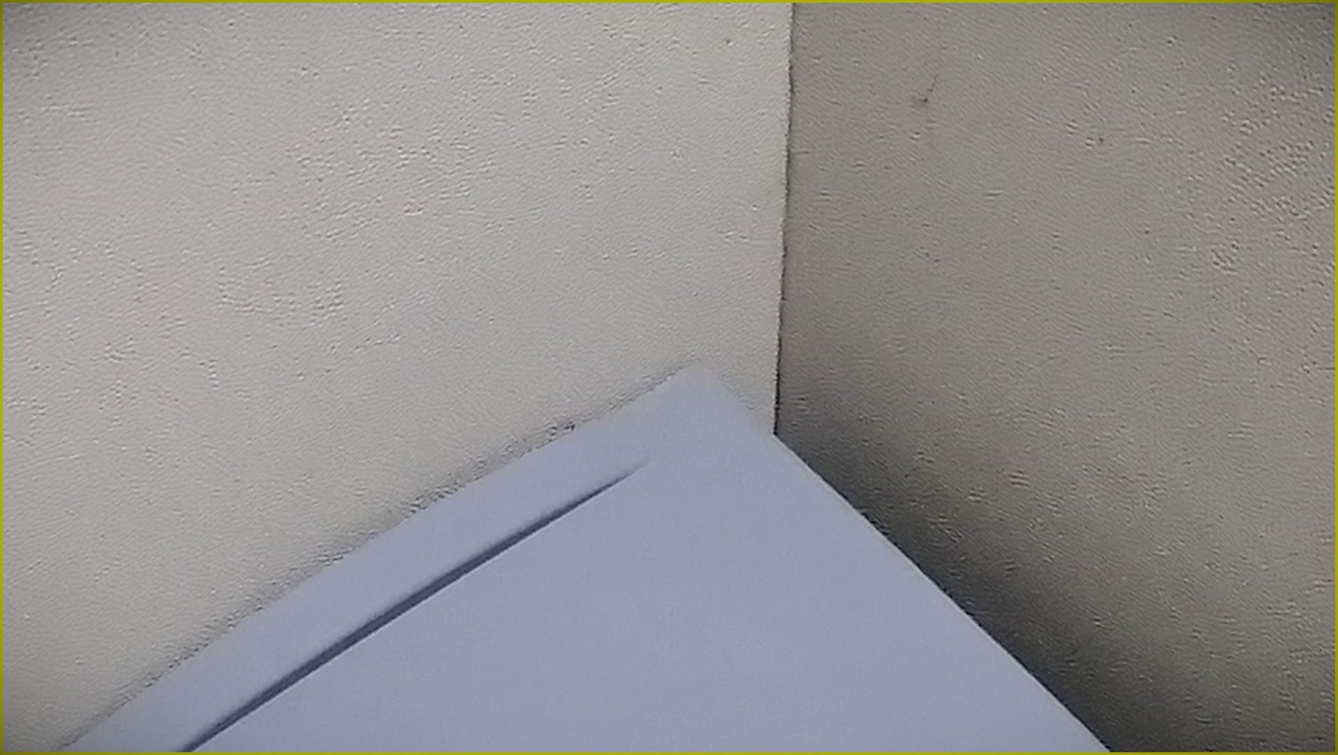留置室防撞软包房间实景,墙面皮革纹理软包与白色软包床,高密度海绵防自伤设计