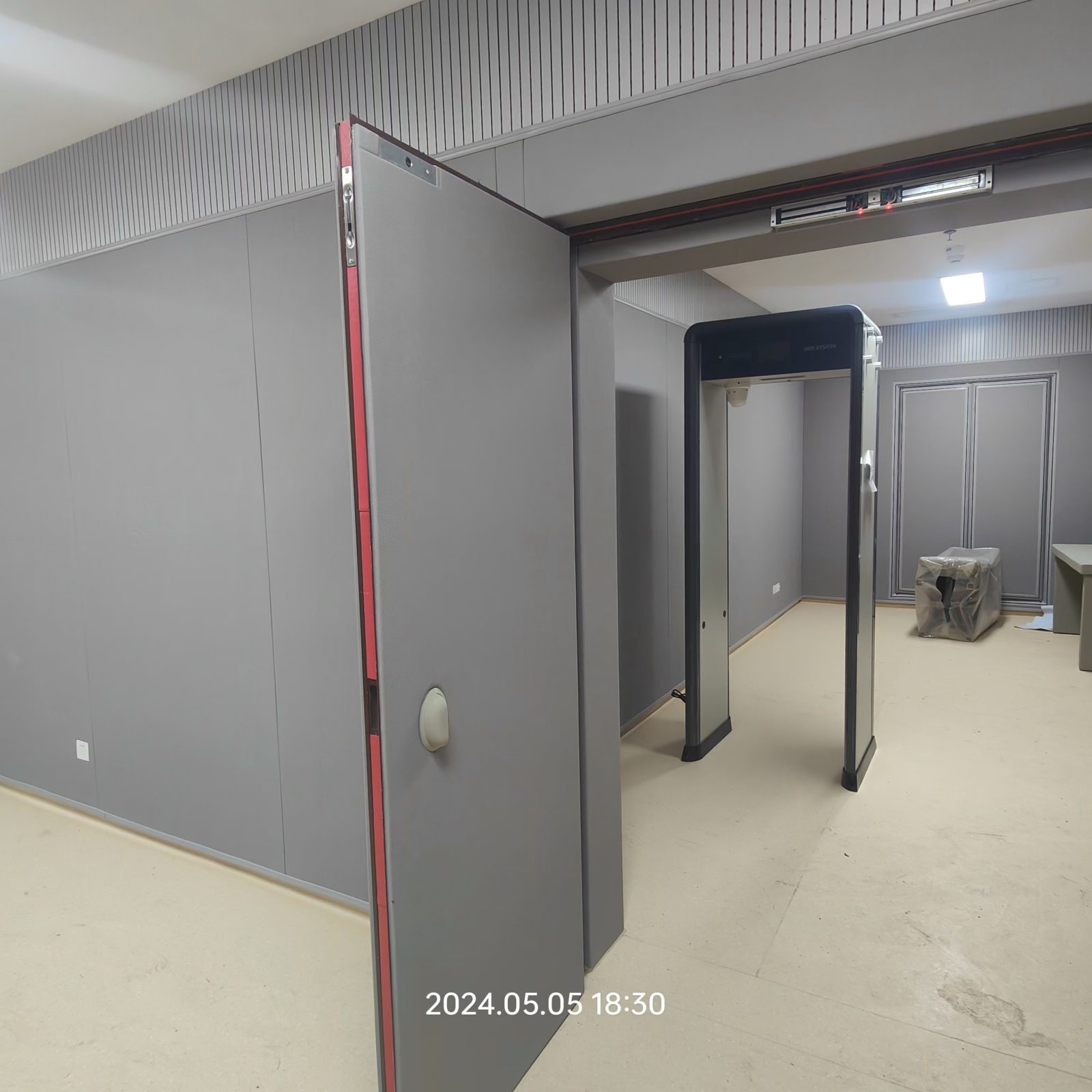 公安办案区审讯室灰色防撞软包墙面与软包防撞门安装实景,高密度海绵防自伤设计