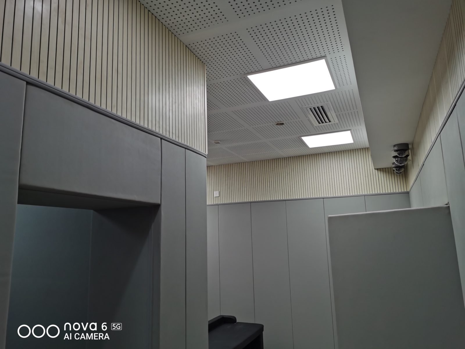 办案区审讯室防撞软包墙面与木条吸音板、穿孔吸音板吊顶整体安装实景