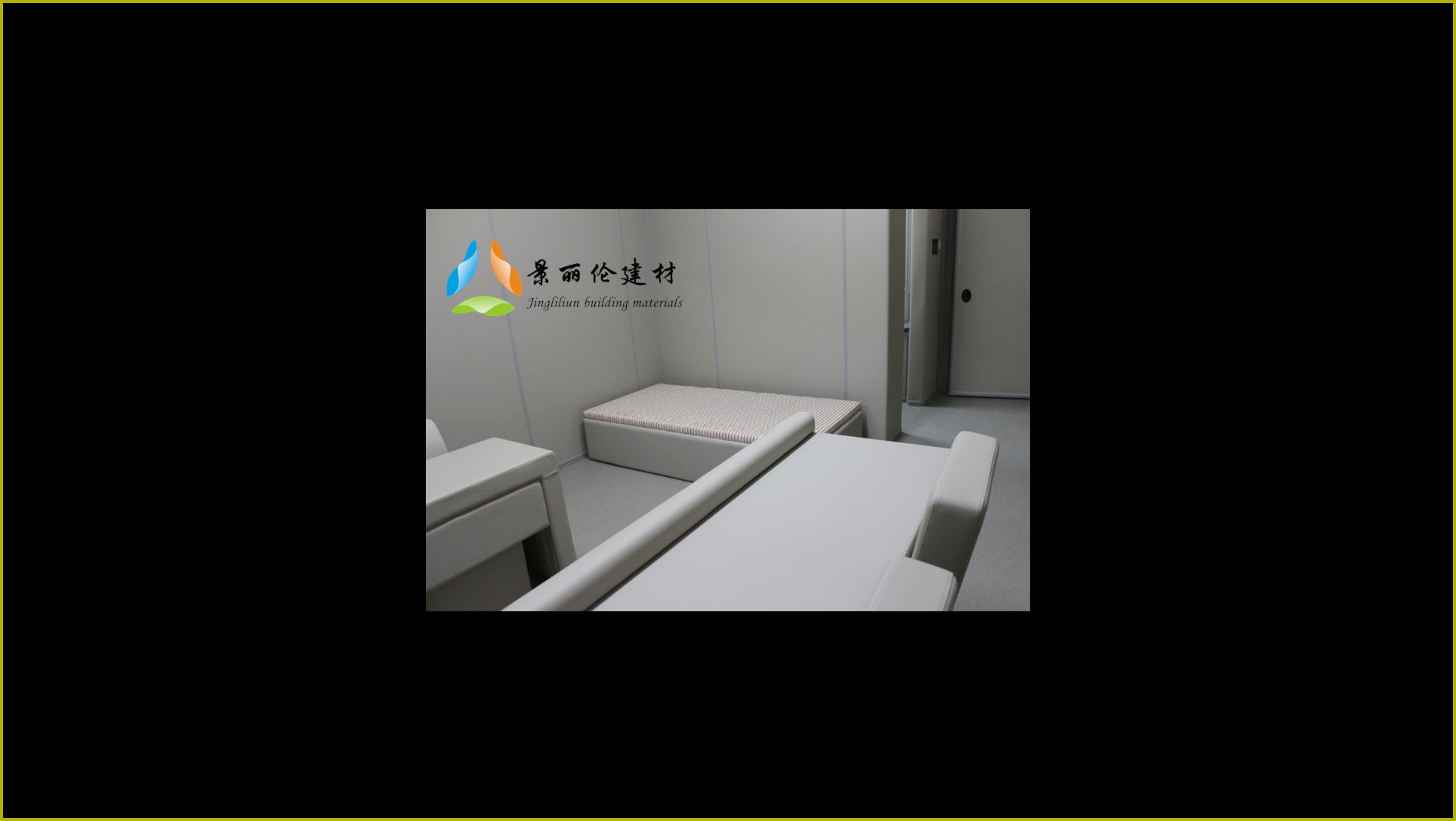 留置室防撞软包样板间实景，白色软包墙面搭配条纹防撞床与圆角防撞桌，防自伤设计