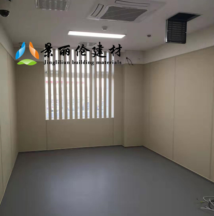 公检法办案区审讯室米色防撞软包墙面整体装修实景,高密度海绵软包满铺防自伤设计