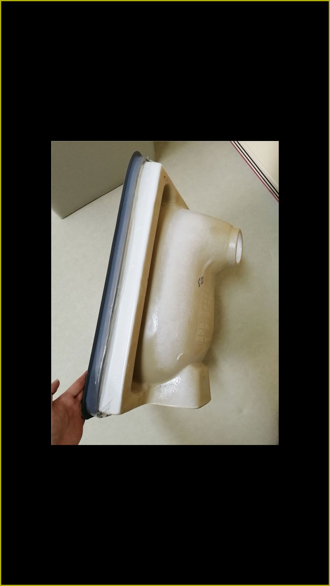 白色陶瓷蹲便器背面结构特写,带灰色橡胶密封圈与排污口,适用于办案区审讯室防撞卫浴配套