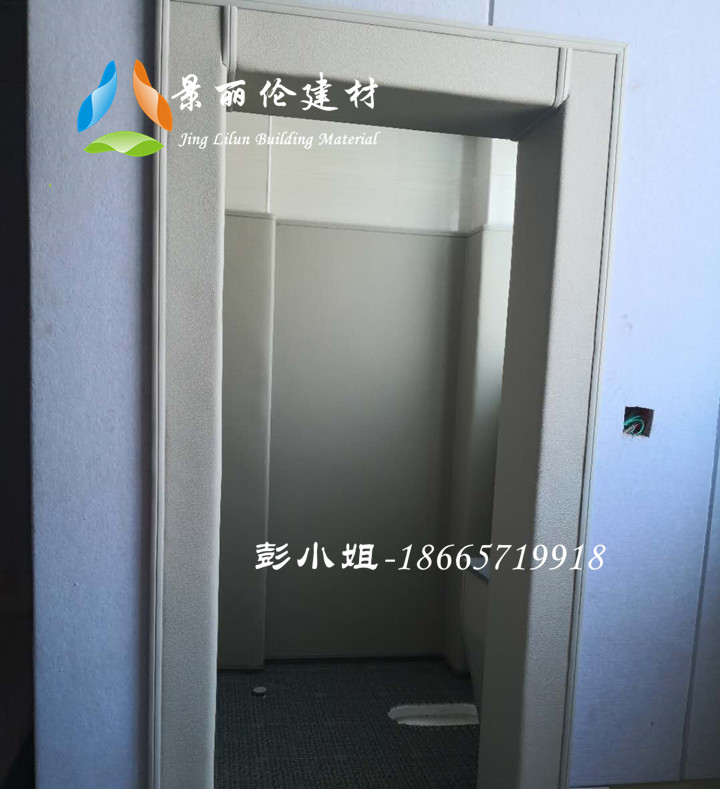 留置室防撞软包卫生间实景,圆角软包门框搭配灰色防撞墙面与防撞蹲便器,高密度海绵防自伤设计
