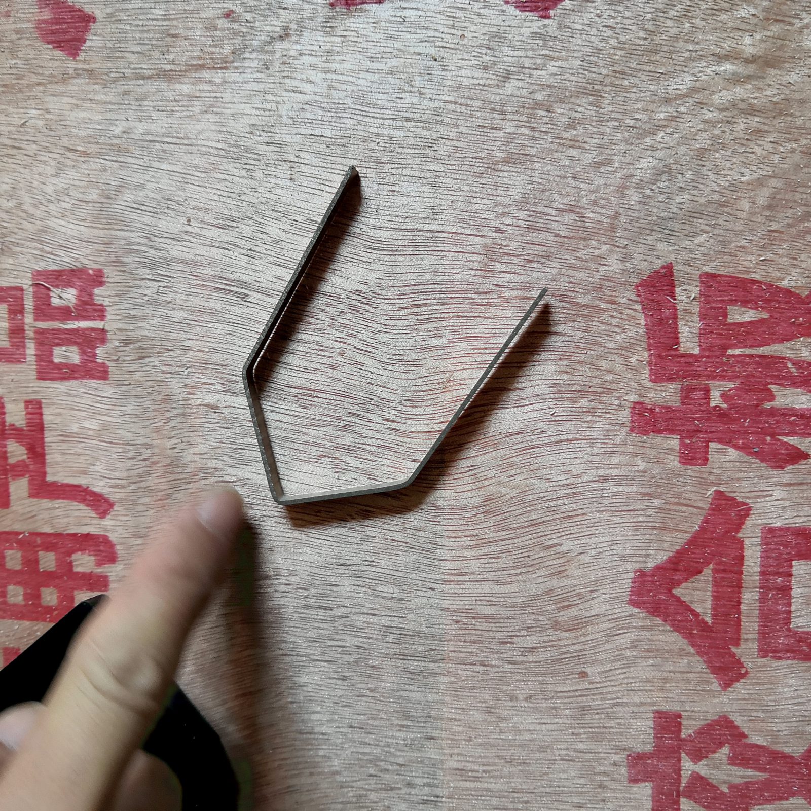 黑色薄金属条多角度折弯成型展示，折弯工艺样品，可用于墙板收边与护角装饰配件