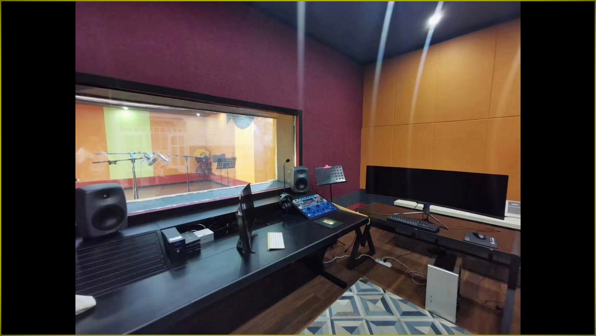 专业录音棚控制室与录音间隔音观察窗实景,墙面布艺吸音板声学装修,隔音房整体解决方案